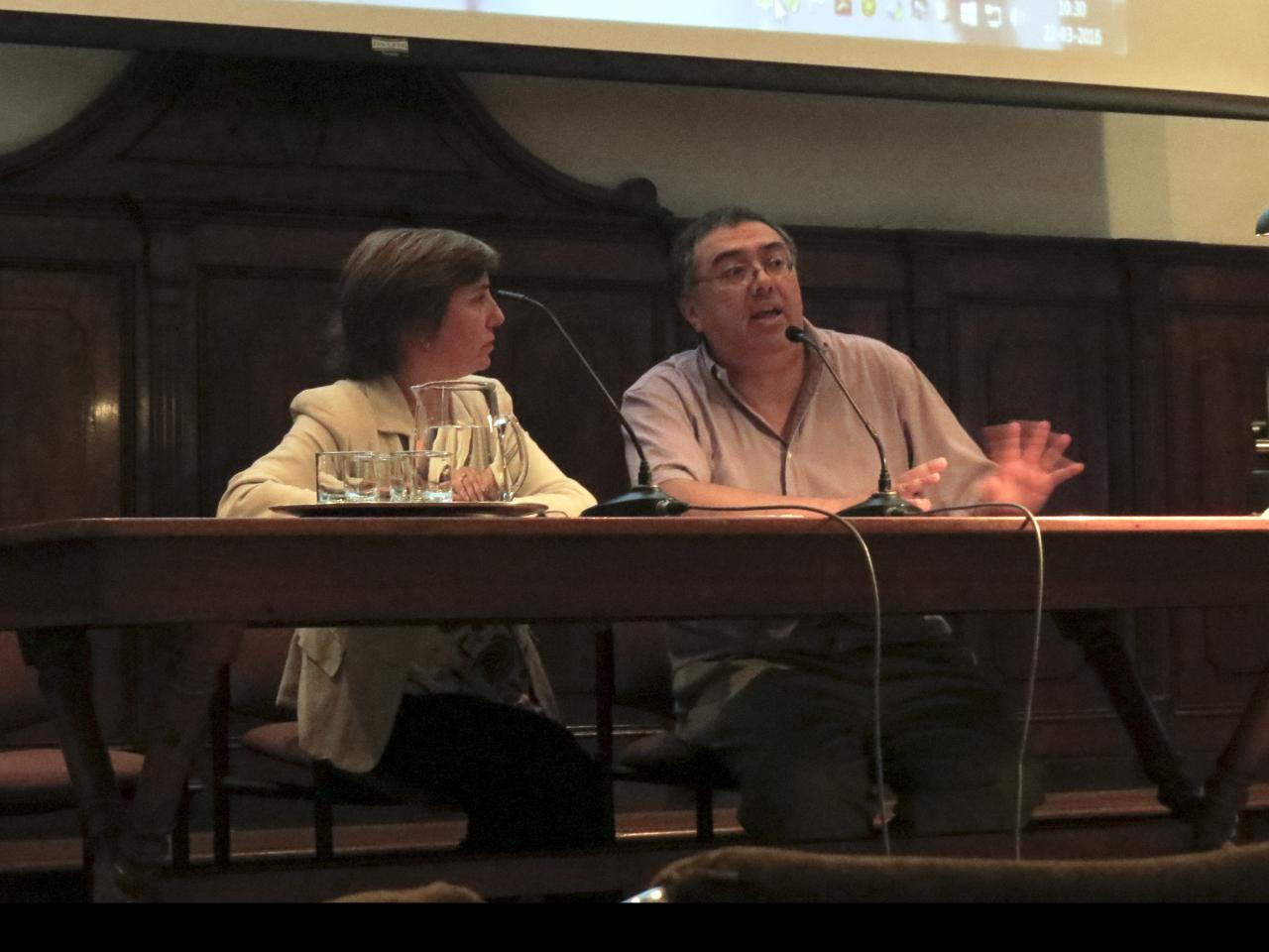 Ángela Benavente, Conservadora, y Juan Manuel Martínez, Historiador, Laboratorio de Pintura CNCR. (Reveco, G. 2016)