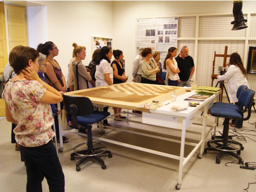 Público en general visitando el laboratorio de pintura. Benavente, A. 2012