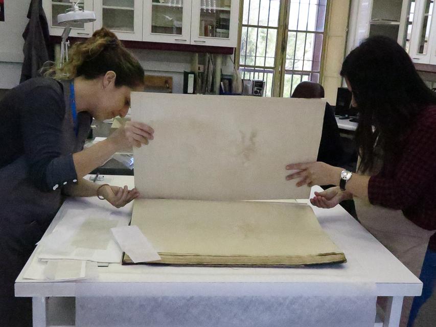 Claudia Pradenas y Sharon Ugalde durante el proceso de recolocación de plano en la encuadernación