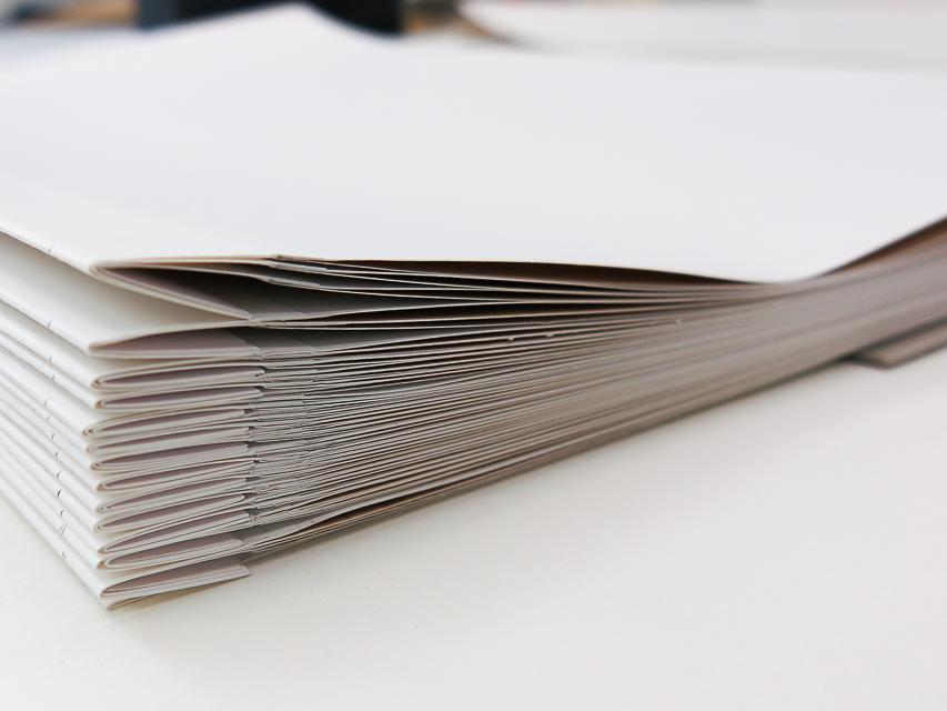 Cuadernillos del facsímil con escartivanas y copias de planos impresos
