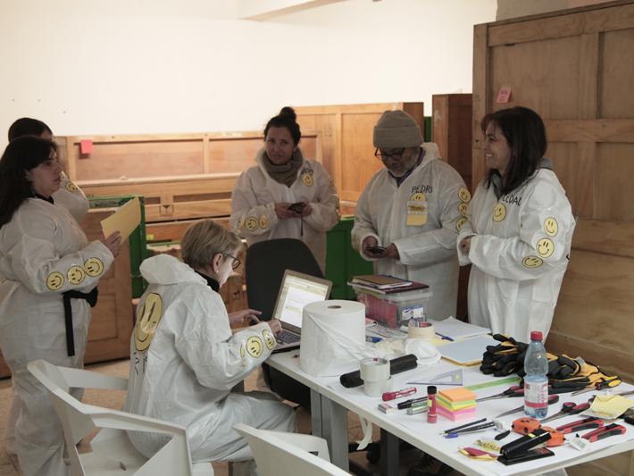 Reunión y puesto de trabajo de equipo amarillo.