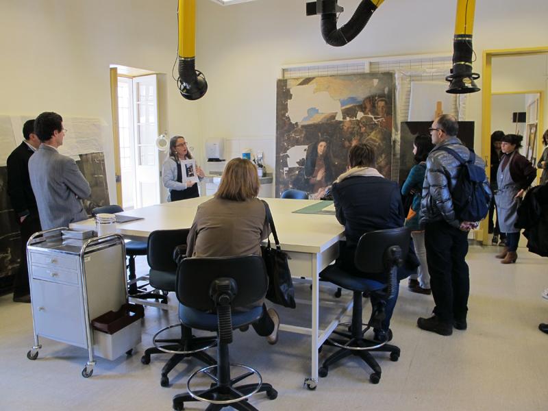 Finalizando la visita en el Laboratorio de Pintura.