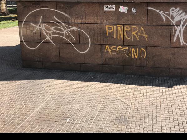 Detalle de grafiti y materiales adheridos en base de Monumento Público “Lord Cochrane”