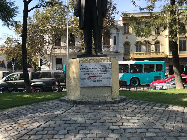 Detalle de manchas en base por acción del fuego en Monumento Público “Francisco Morazán”