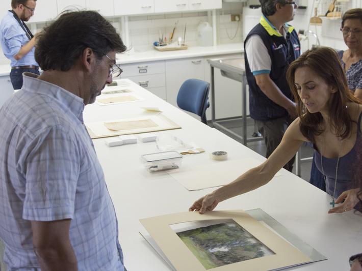 En Papel y Libros, se explica el proceso sobre una pintura óleo sobre papel.