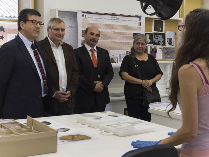 Autoridades de la Dibam y Conicyt en el Laboratorio de Arqueología