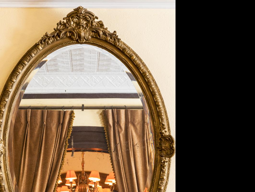 El gran espejo  en el acceso de “El Teniente Club”.