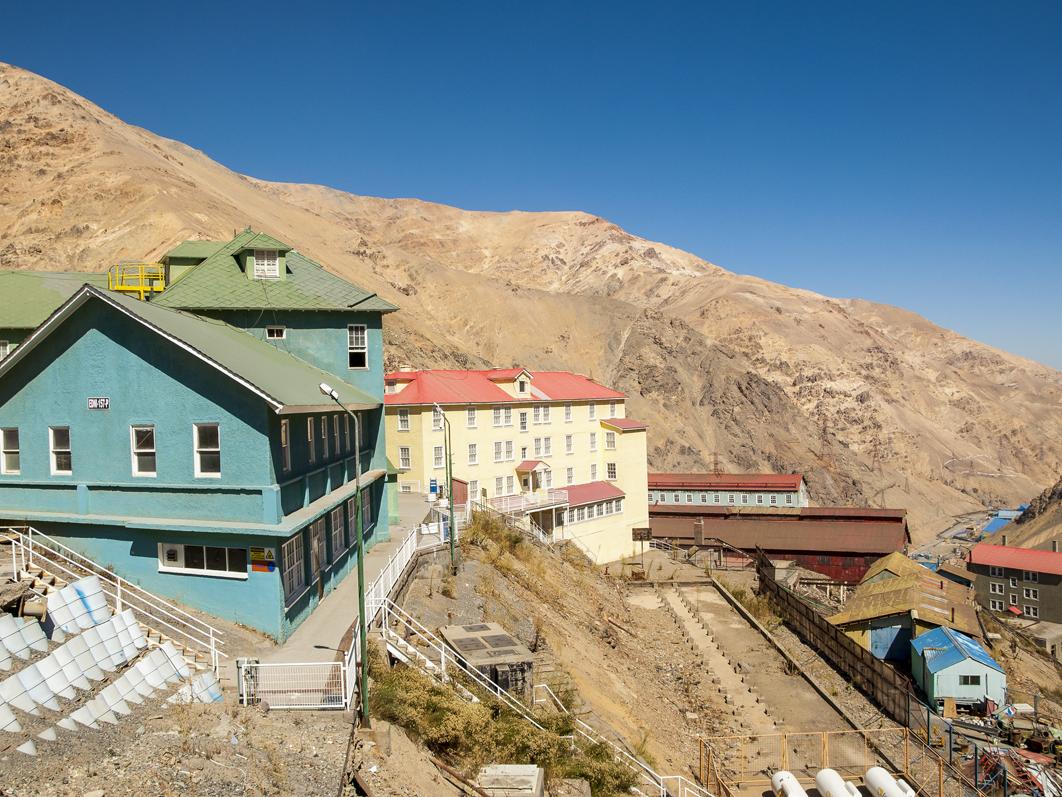 Los edificios  siguen la pendiente de la montaña.