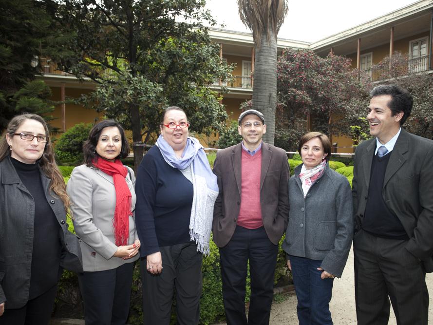 Carolina, Mónica, Katriina, Mario Omar, Ángela y José Luiz en los jardines del C