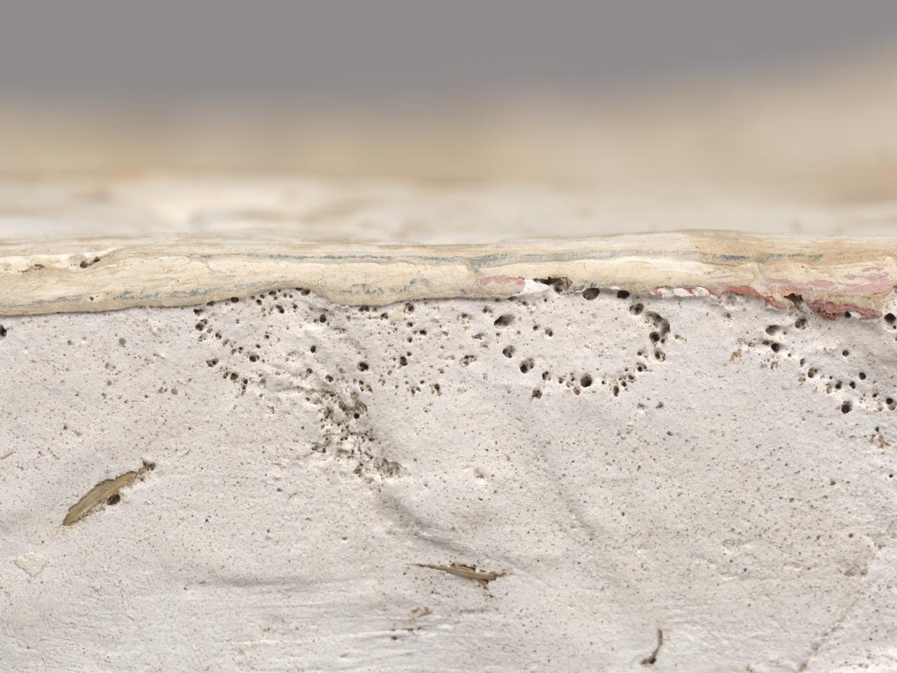 Detalle de burbujas que aparecen durante el proceso de fraguado del yeso