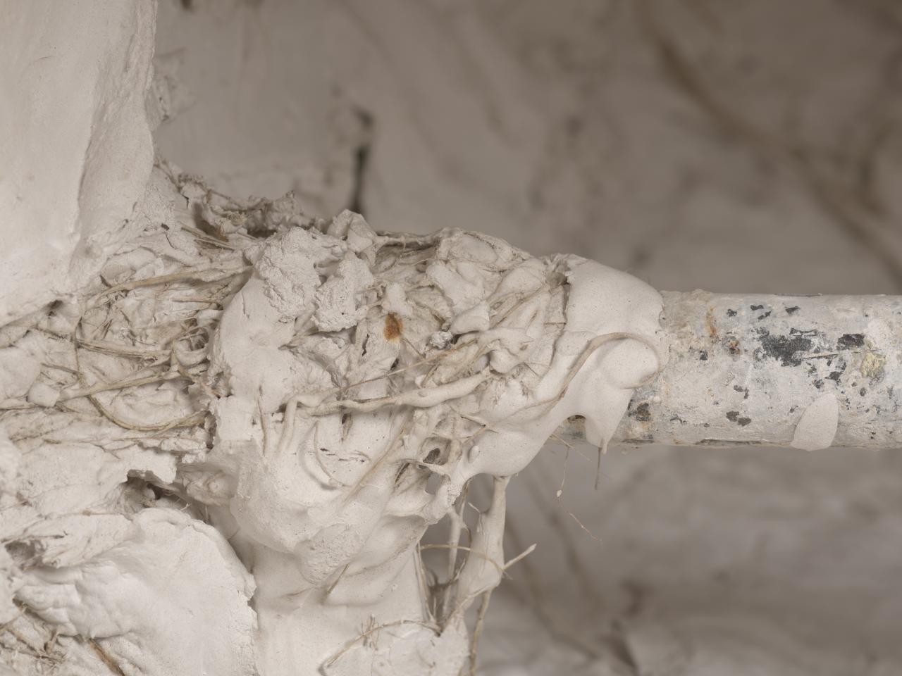 Unión de barra metálica con el yeso