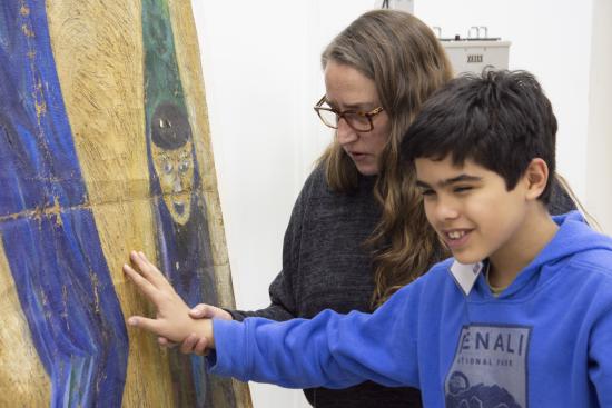 Carolina Ossa invitó a un niño no vidente a tocar la pintura Justice du Monde para que tuviera su experiencia perceptiva. (Archivo CNCR, Pérez, T., 2019)