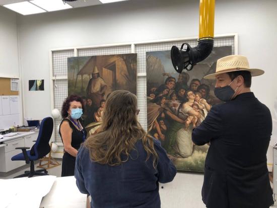 En la Unidad de Patrimonio de las Artes Visuales,de izquierda a derecha Roxana Seguel, Carolina Ossa y Carlos Maillet. (Dirección SNPC, Fernández, N., 2020)