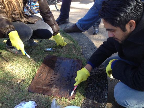 Proceso de limpieza de la placa de escultura "La Pareja" de Juan Egenau.