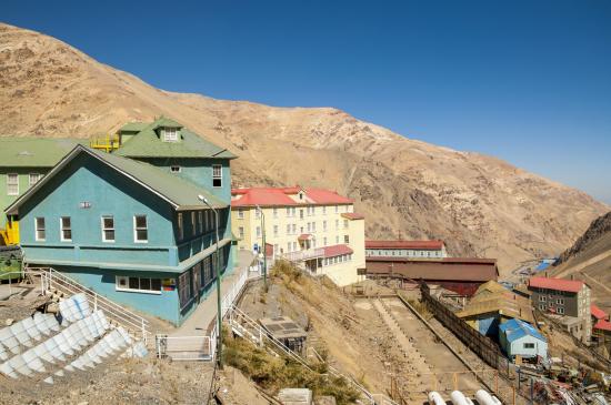 Los edificios de Sewell siguen la pendiente de la montaña. (Archivo CNCR, Correa, C. 2017)