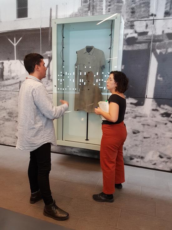 Olga Pinilla y Sebastián Andrade, revisando la exhibición de documento originales (Hortuvia, V. 2021. Archivo CNCR).