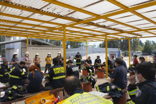 Ejercicio de rescate en curso de bomberos