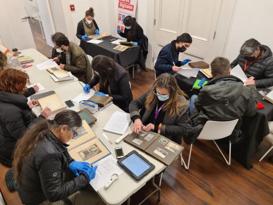 Grupo trabajando en curso "Preservación de álbumes fotográficos"