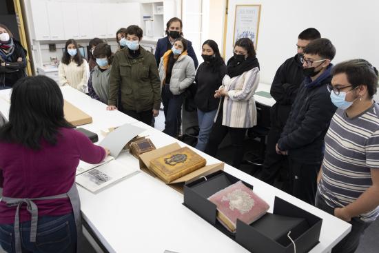 Participantes durante la visita a la Unidad de Patrimonio Gráfico y Documental 