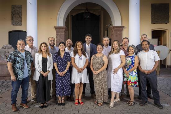 Directora nacional Serpat junto a directoras y directores regionales en encuentro realizado en el Museo Histórico Nacional