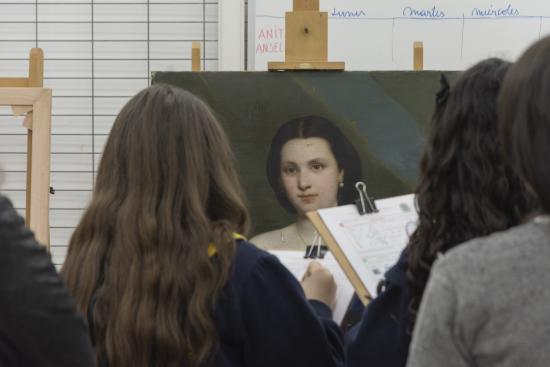 Estudiantes completan la ficha de la obra "Mercedes Alvarez"