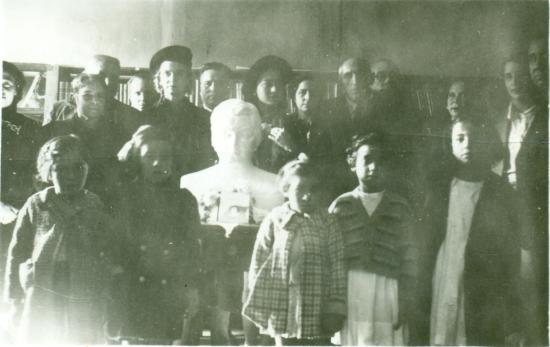 Entrega escultura de Lidia Campusano para el Centro Cultural Gabriela Mistral