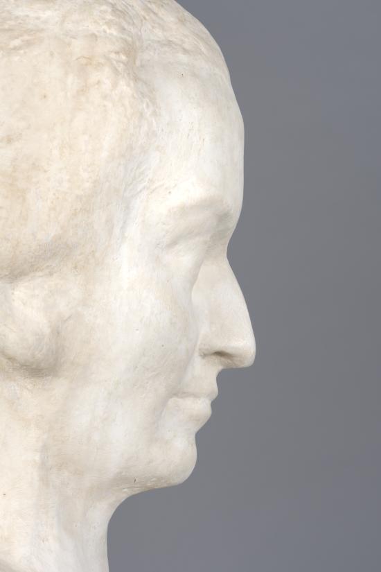 Detalles estéticos que definen el perfil de Gabriela Mistral