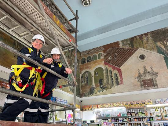 Conservadoras en intervención de Emergencia Mural ex Farmacia Maluje