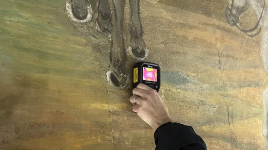 Mediciones de humedad en mural “Historia de la medicina y farmacología en Chile” de Julio Escámez