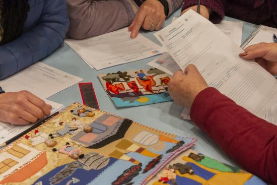 ArpillerIstas trabajando en el "Reporte de condición" de las arpilleras (Ledezma, L. 2026. Archivo CNCR).