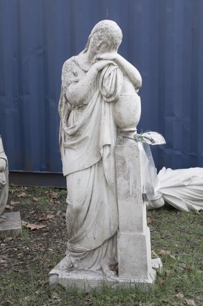 Escultura de Figura Doliente