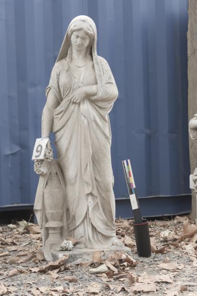 Escultura de Figura Doliente