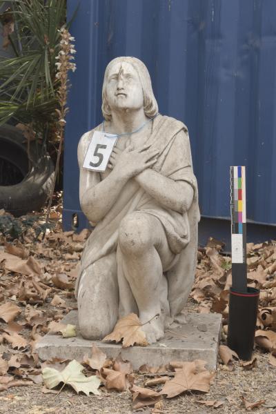 Escultura de Figura Doliente