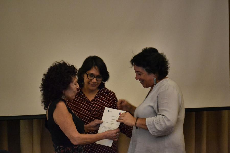 Entrega de certificado a los profesionales capacitados.