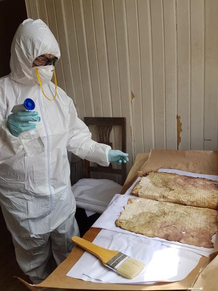 Cecilia Rodríguez realizando la desinfección de un libro afectado por hongos. Cecilia Rodríguez realizando la desinfección de un libro afectado por hongos.