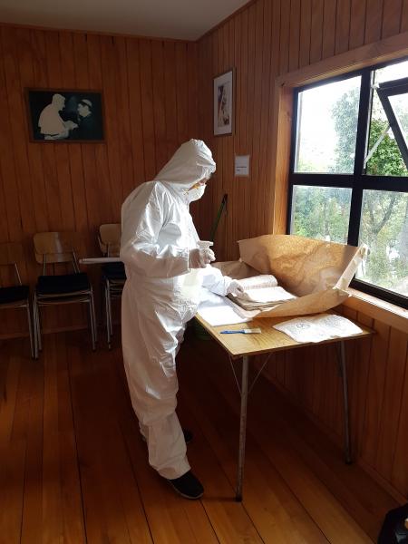 Magaly Otey, profesional del Museo Regional de Ancud, trabajando en la desinfección de libros afectados por hongos. Magaly Otey, profesional del Museo Regional de Ancud, trabajando en la desinfección de libros afectados por hongos.