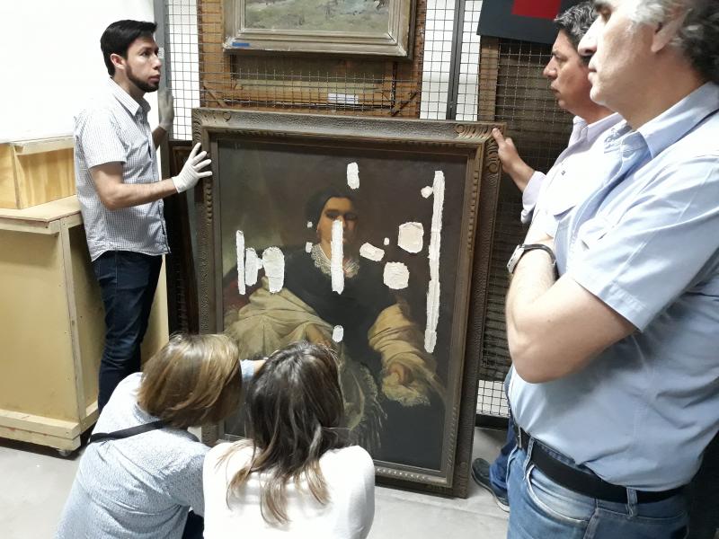 Revisión de pinturas en el depósito del Museo Provincial de Bellas Artes, Franklin Rawson. Revisión de pinturas en el depósito del Museo Provincial de Bellas Artes, Franklin Rawson.