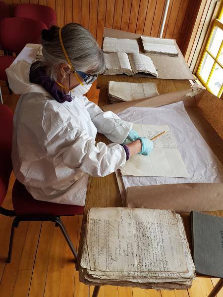 Cecilia Rodríguez realizando la limpieza de documentos que ya fueron desinfectados. Cecilia Rodríguez realizando la limpieza de documentos que ya fueron desinfectados.