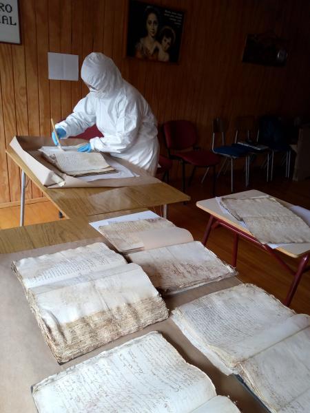 Sandra Santana realizando limpieza de documentos y libros que ya pasaron por el proceso de desinfección. Sandra Santana realizando limpieza de documentos y libros que ya pasaron por el proceso de desinfección.