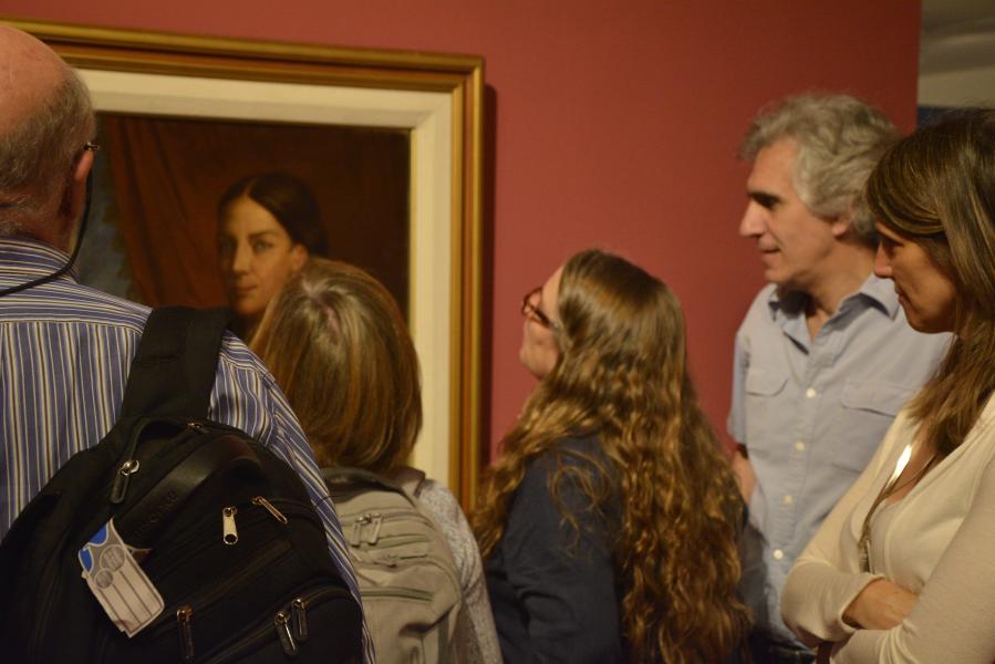 Revisión de pinturas en exhibición en el museo Franklin Rawson de San Juan.