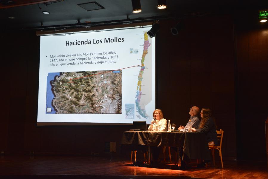 Ángela Benavente, Nestor Barrio y Carolina Ossa en la mesa con la temática “el hacer de Monvoisin”.