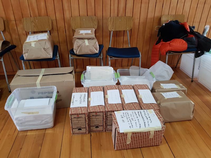 Vista de parte de los libros y documentos que se encontraban listos para el traslado. Vista de parte de los libros y documentos que se encontraban listos para el traslado.