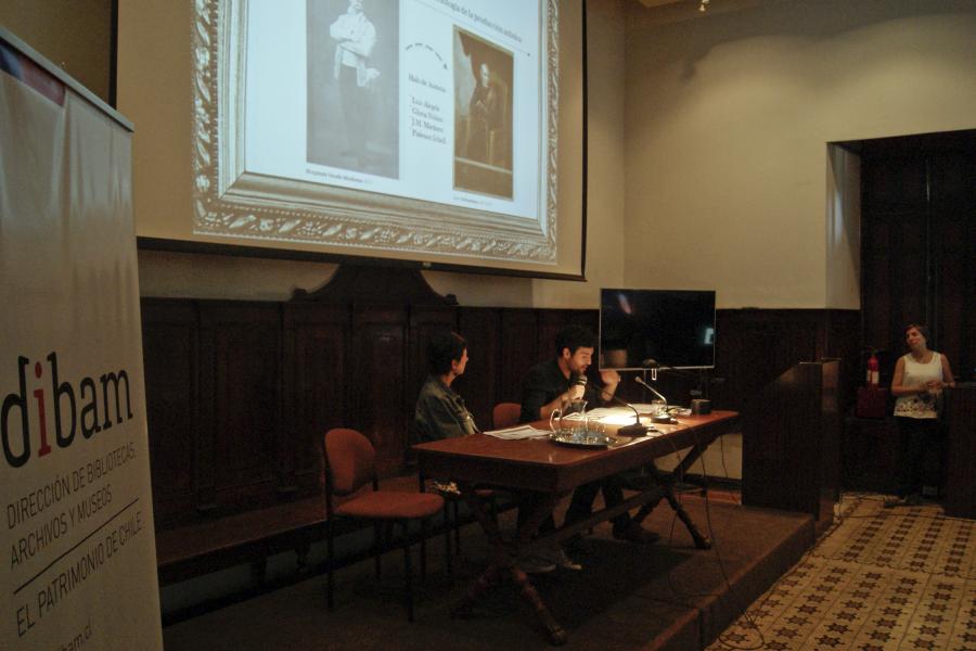 Marisol Richter, Historiadora del Arte, Universidad de los Andes, y Roberto Velázquez, Historiador, Laboratorio de Pintura CNCR. (Reveco, G. 2016)