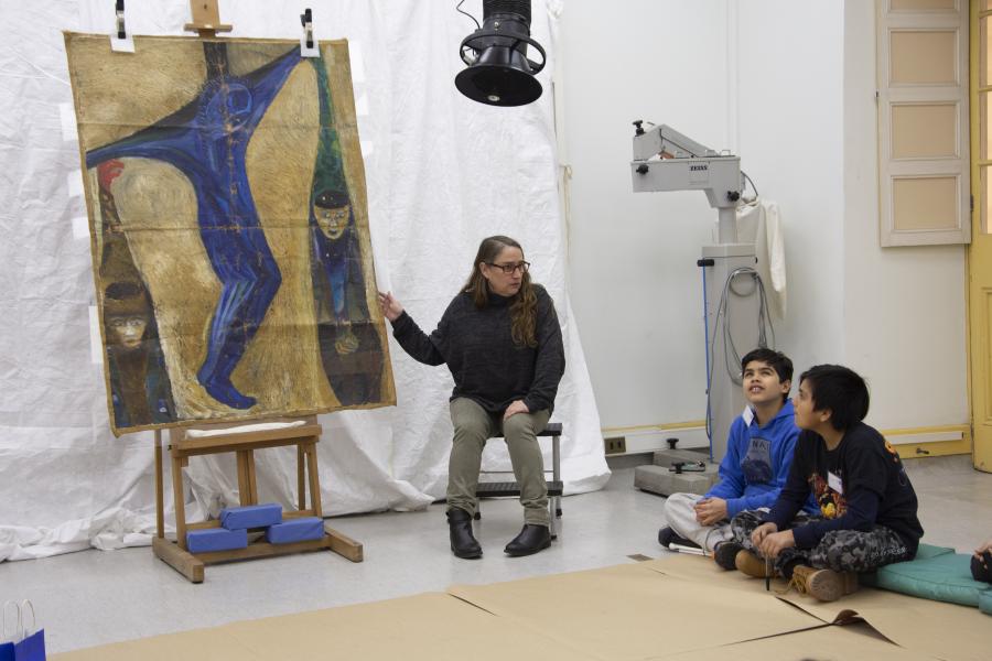 Carolina Ossa invita a los niños a reflexionar.