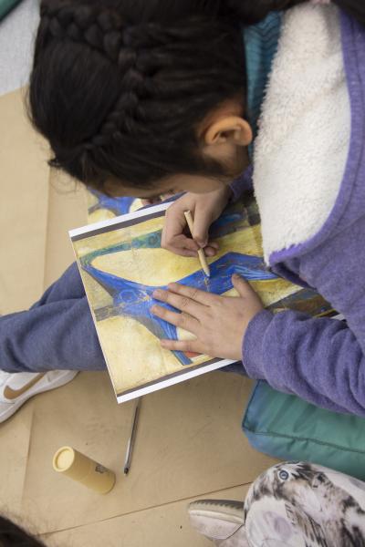 Actividad con los niños en que trabajaron en sobre una imagen de la pintura.