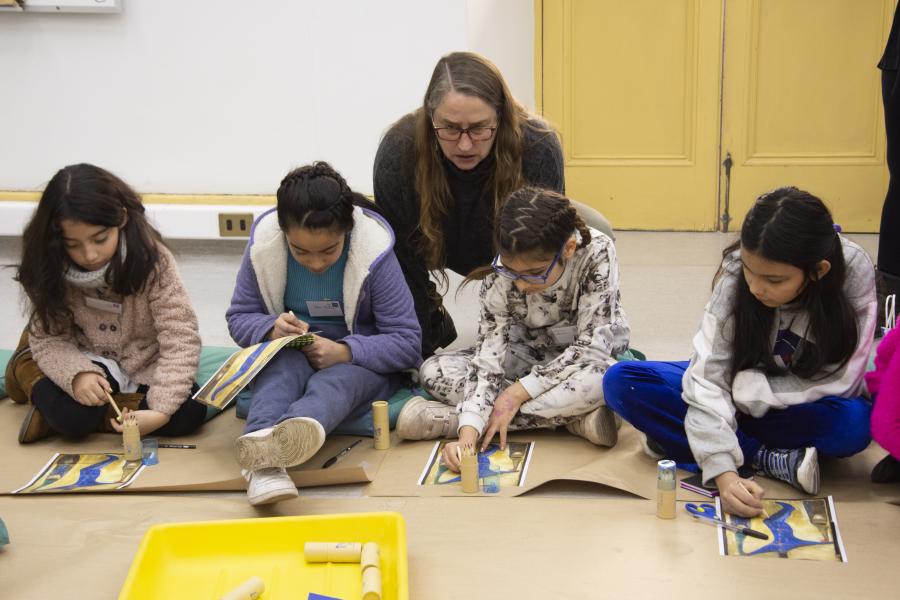 Actividad con los niños en que trabajaron en sobre una imagen de la pintura.