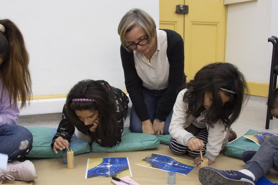 Actividad con los niños en que trabajaron en sobre una imagen de la pintura.