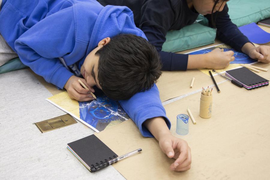 Actividad con los niños en que trabajaron en sobre una imagen de la pintura.