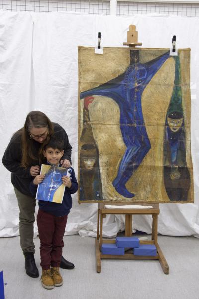 Actividad con los niños en que trabajaron en sobre una imagen de la pintura.