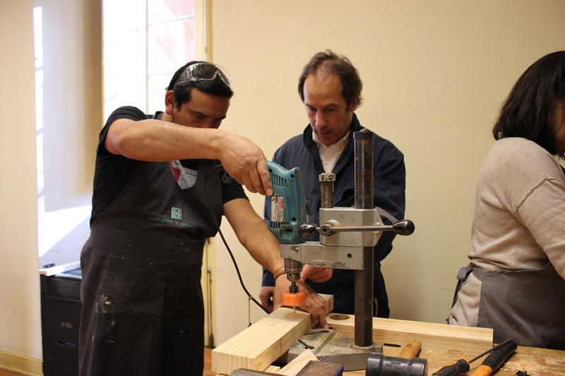 Profesor Rodrigo Lorca explicando uso de taladro de pedestal.(Archivo CNCR, Miori, G. 2018)